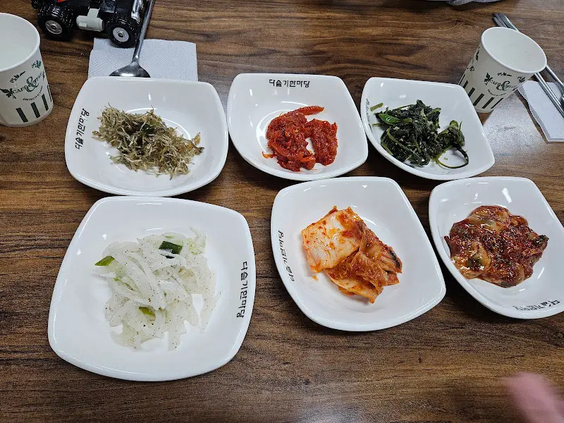 다양한 밑반찬 사진