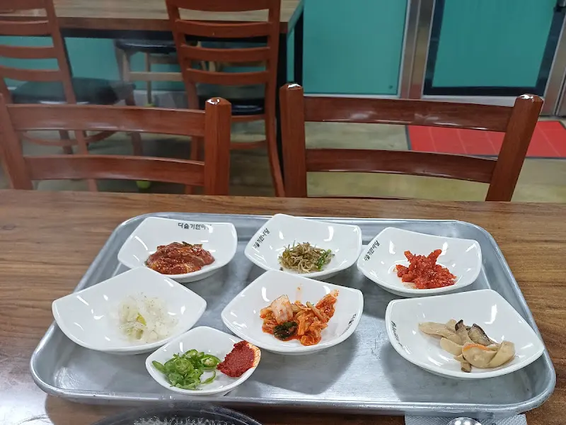 깔끔하게 정돈된 테이블 세팅