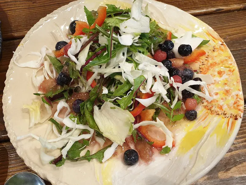 다양한 채소와 베리가 올라간 샐러드