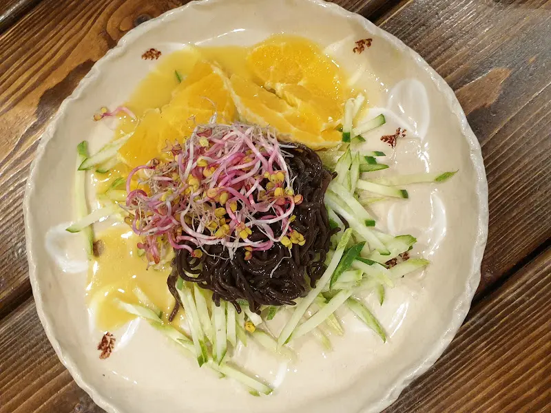 오렌지와 검은 면이 들어간 샐러드