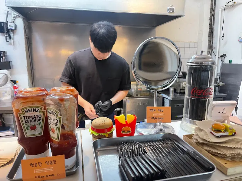 오픈 키친에서 버거를 만드는 모습