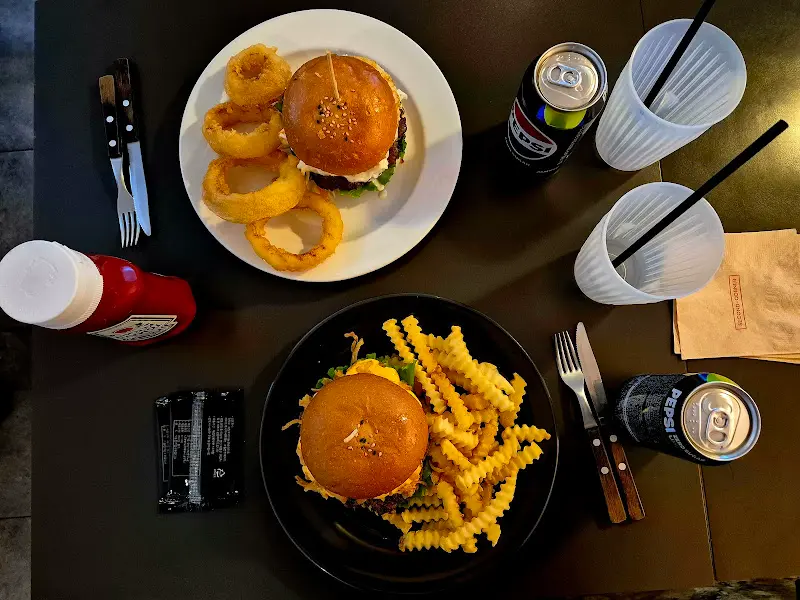 테이블 위 버거와 음료
