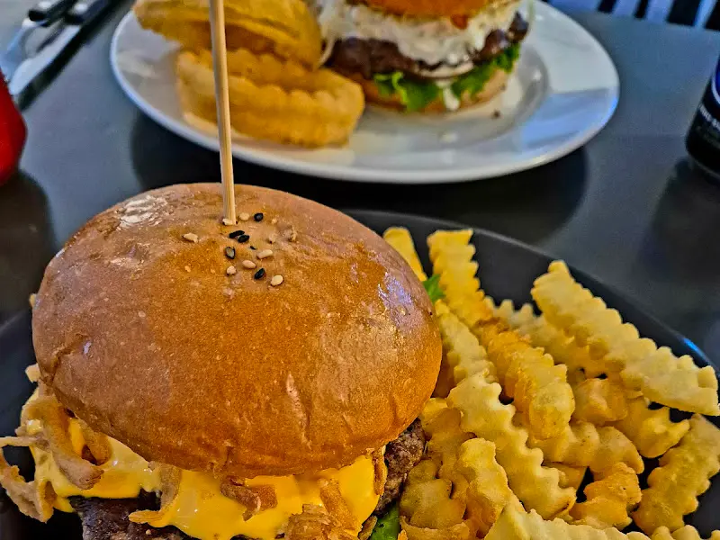 수제 버거와 어니언링