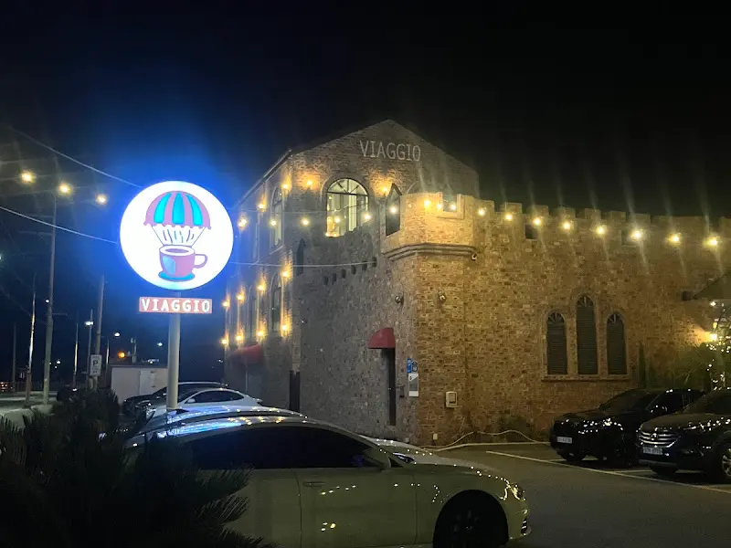 밤에 빛나는 카페 외관