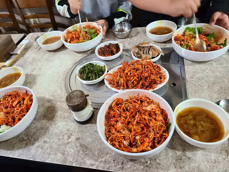 비빔밥을 먹는 사람들