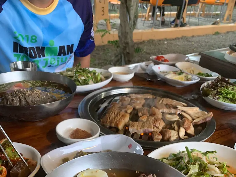 물냉면과 돼지갈비 한 상 차림