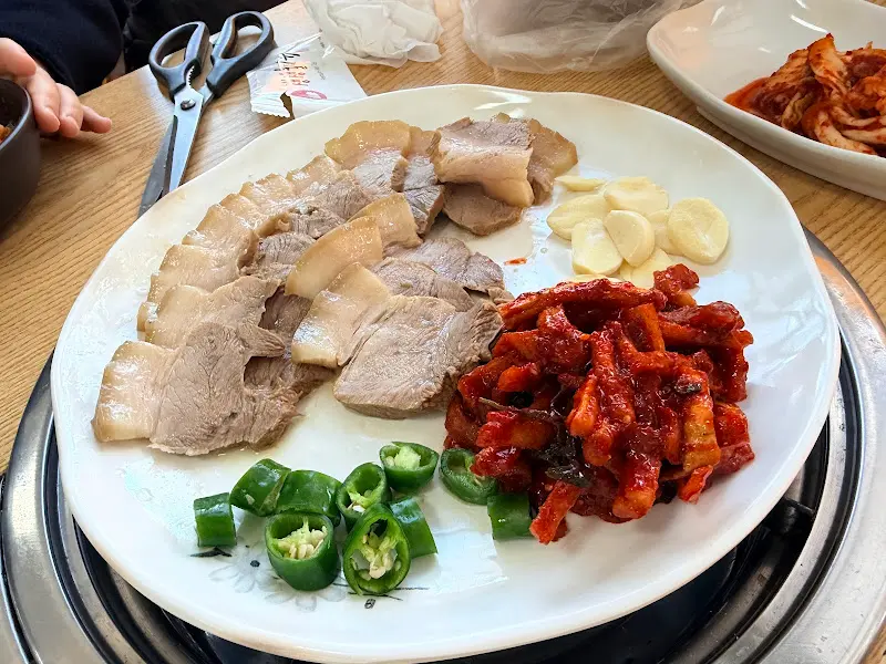 윤기가 흐르는 수육 한 접시