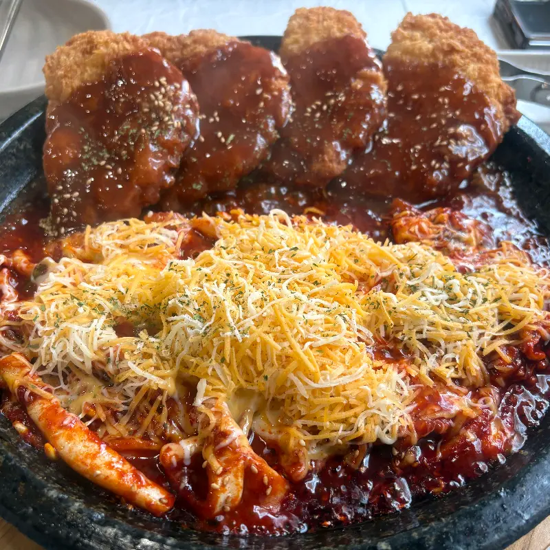 오징어볶음과 돈까스의 조화