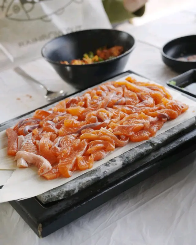 신선한 송어회 한 상차림