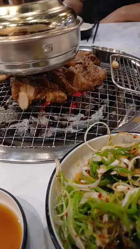 숯불 위에서 익어가는 생갈비