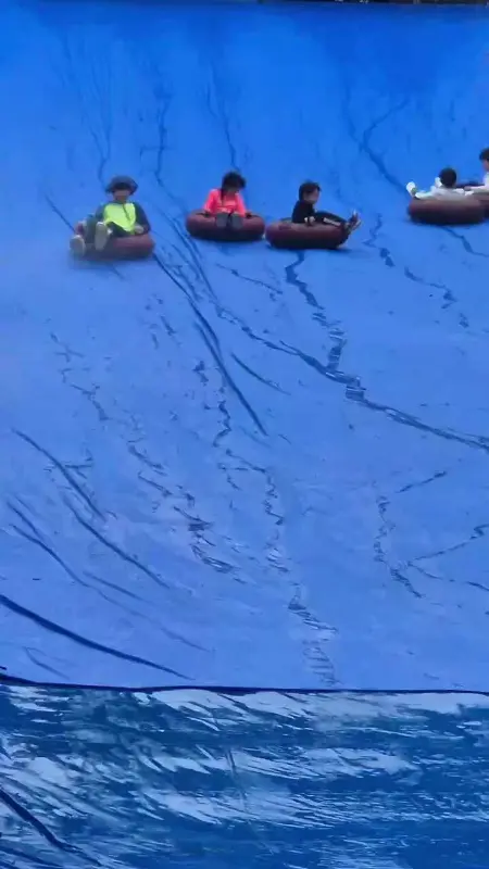 물썰매를 타는 아이들