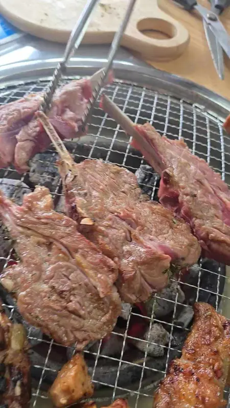 숯불 위에서 익어가는 양갈비
