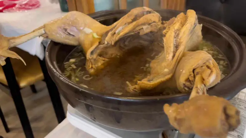 압도적인 비주얼의 옻닭 백숙