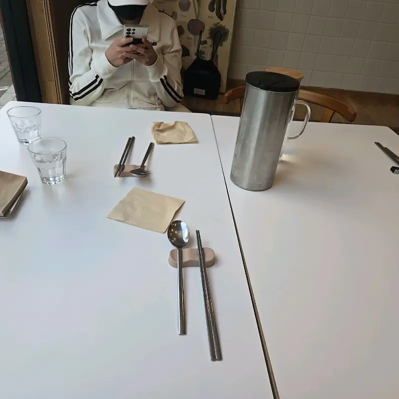 깔끔하게 정돈된 테이블 세팅