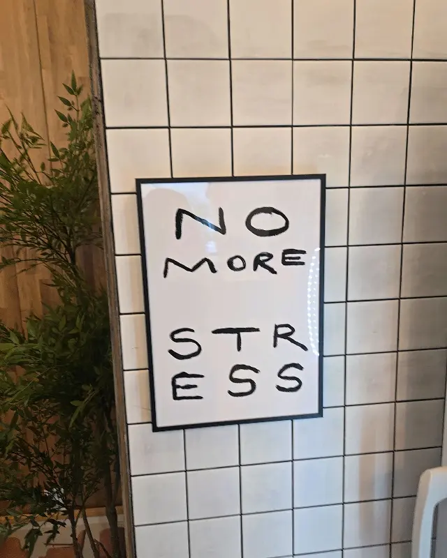 재치 있는 문구가 적힌 액자