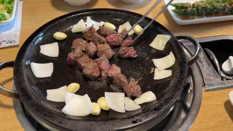 불판 위에서 익어가는 한우