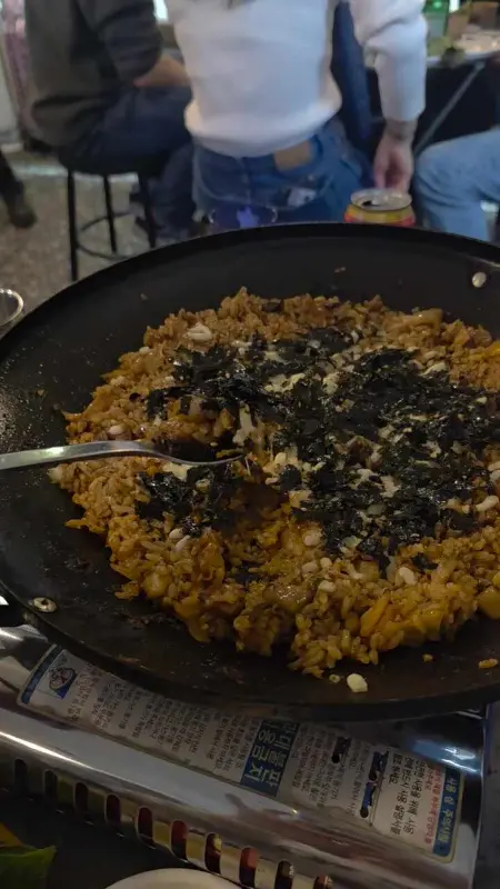 볶음밥에 김 가루를 뿌리는 모습