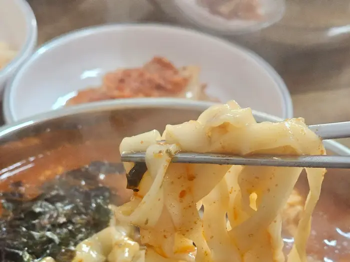 장칼국수의 쫄깃한 면발을 집는 젓가락