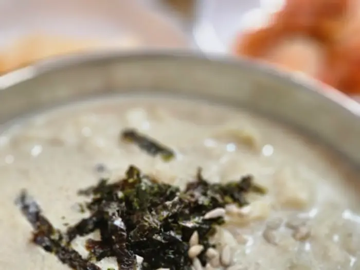 들깨칼국수에 고명으로 올라간 김과 씨앗