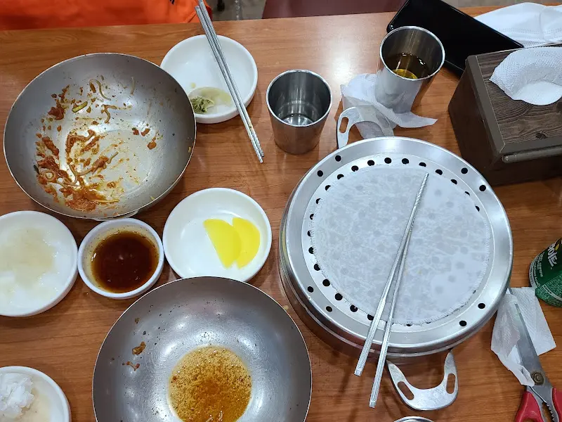 맛있게 비워낸 밀면 그릇