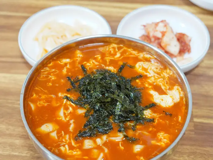 장칼국수와 곁들여 먹는 김치와 단무지
