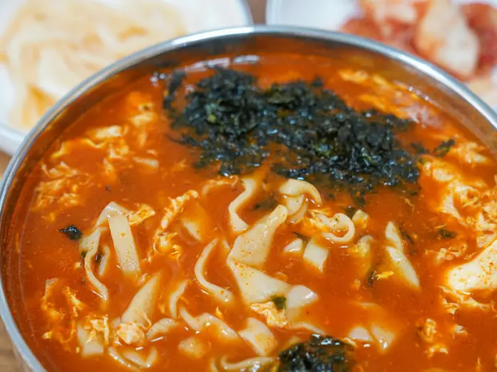 장칼국수의 붉은 국물과 푸짐한 건더기