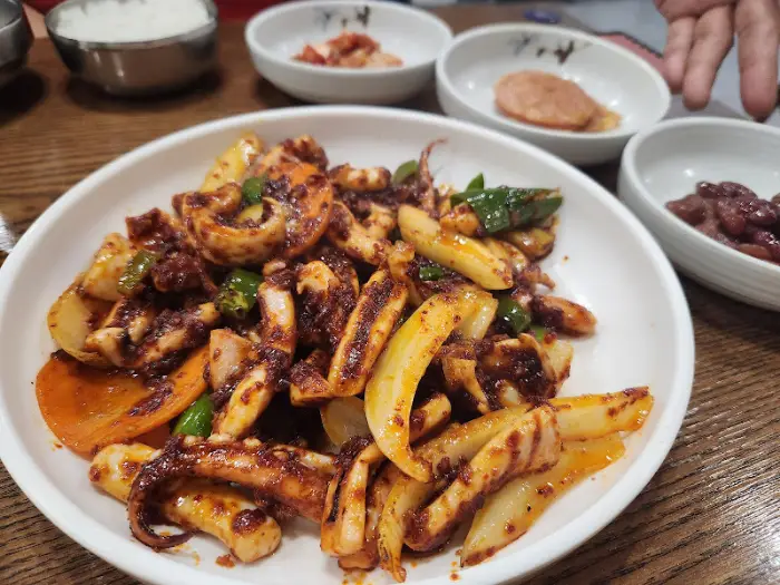 매콤한 양념의 오징어볶음