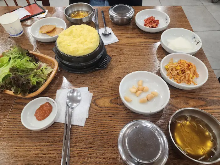 테이블에 차려진 푸짐한 식사 한상