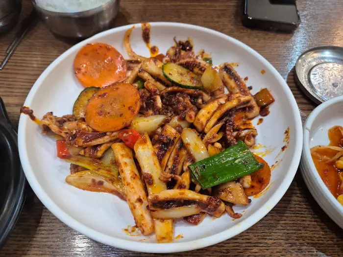 오징어볶음과 곁들여 먹기 좋은 반찬들