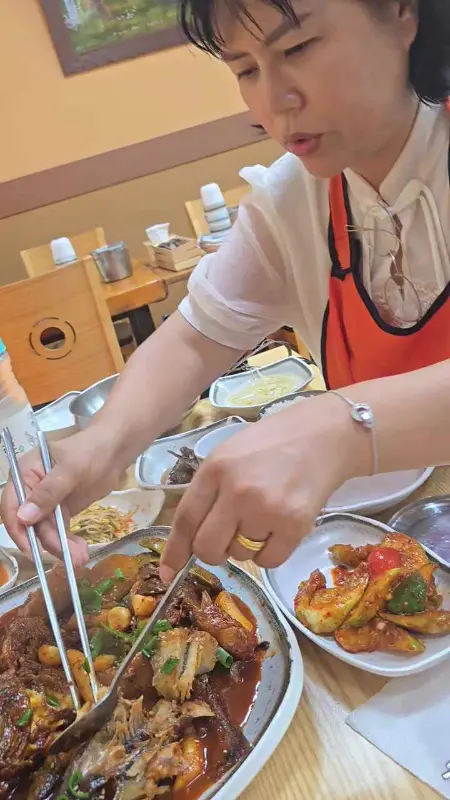 코다리찜을 먹기 좋게 손질하는 모습