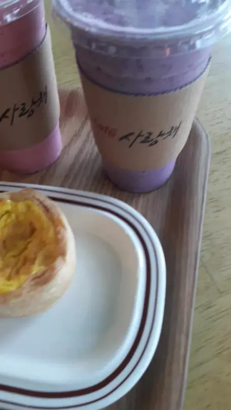 테이블 위에 놓인 음료와 디저트