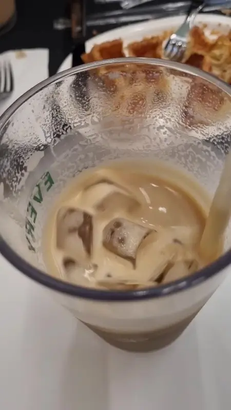 아이스크림 라떼에 에스프레소를 붓는 장면