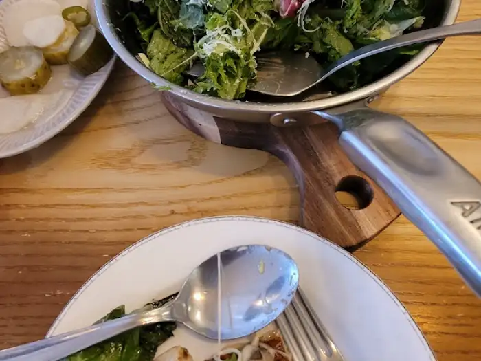 샐러드와 피클, 그리고 식기류