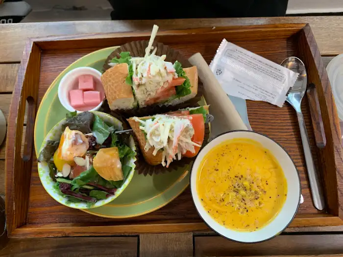 신선한 샌드위치와 부드러운 수프