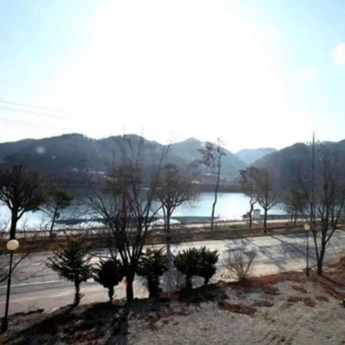 창밖으로 보이는 화천의 아름다운 강변 풍경