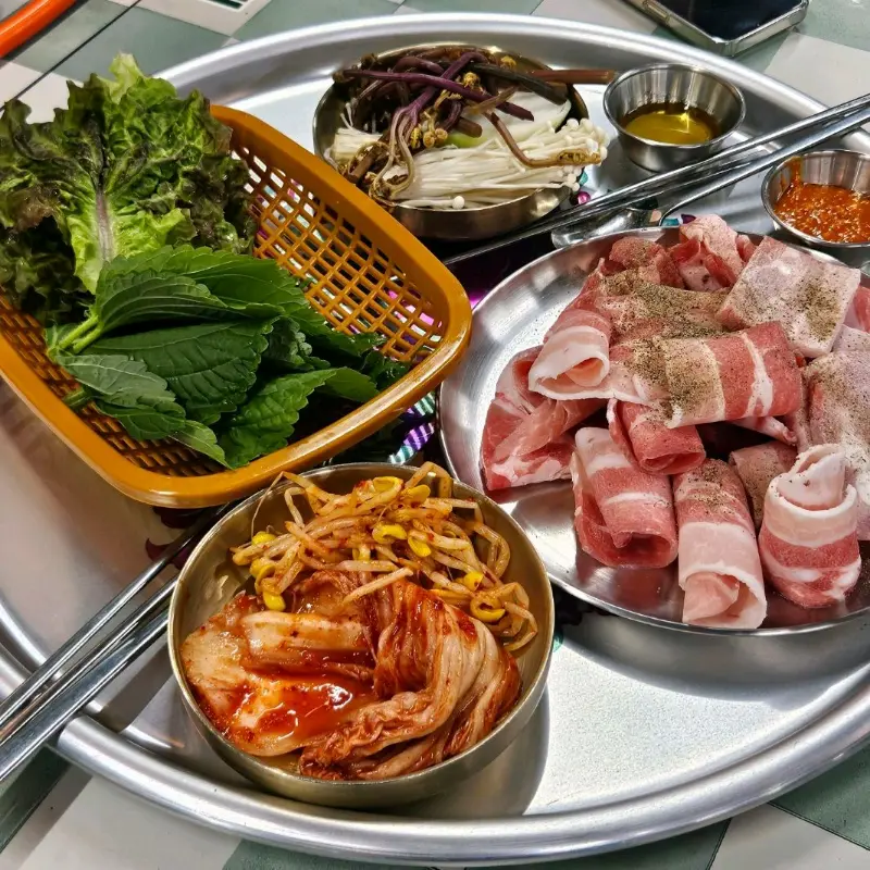 테이블 가득 차려진 음식