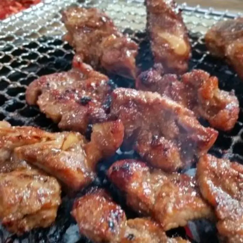 숯불 위에서 익어가는 돼지갈비