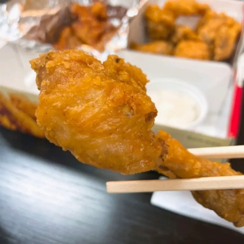 젓가락으로 후라이드 치킨을 집는 모습