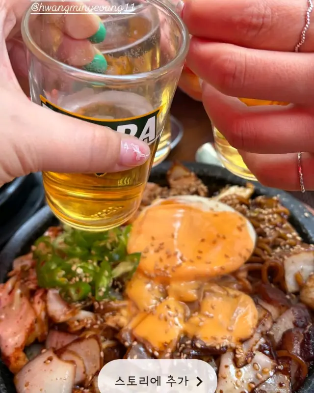 술잔을 부딪히며 즐거운 시간을 보내는 사람들