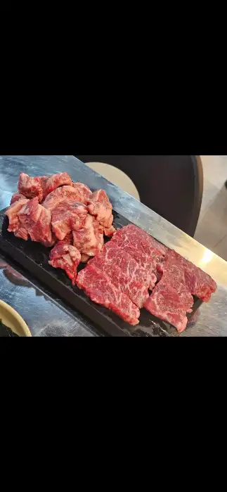 숯불 위에서 익어가는 고기