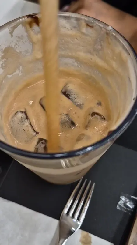 커피에 에스프레소를 붓는 장면