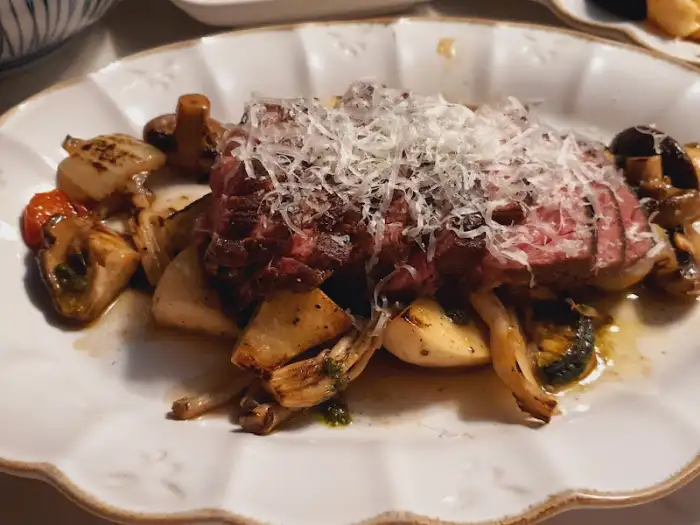 다양한 채소와 버섯, 그리고 육즙이 풍부한 스테이크