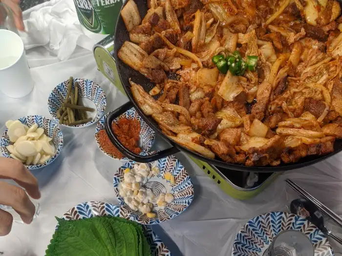 테이블 세팅과 돼지김치구이