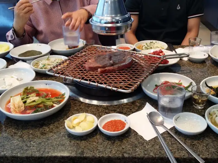 갈비와 다양한 밑반찬이 차려진 상차림