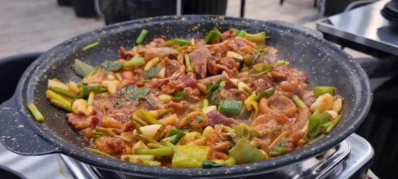 매콤한 양념에 볶아진 차돌주물럭