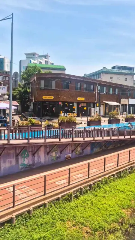 우이천변에 위치한 헬로우옐로우 외관
