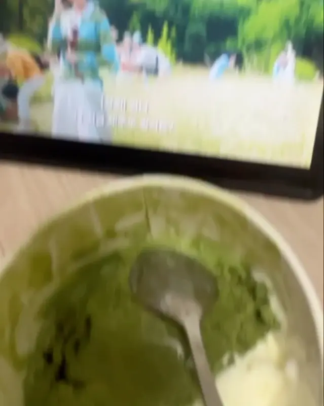 아이스크림을 먹으며 TV 시청