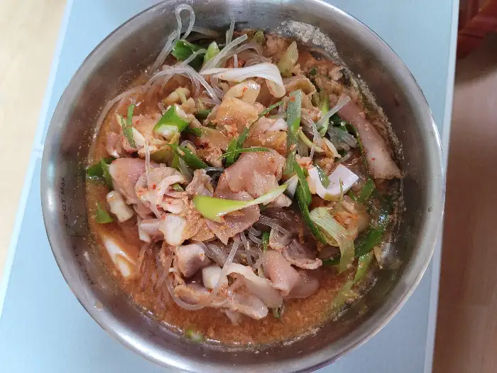 앞접시에 덜어낸 푸짐한 돼지찌개