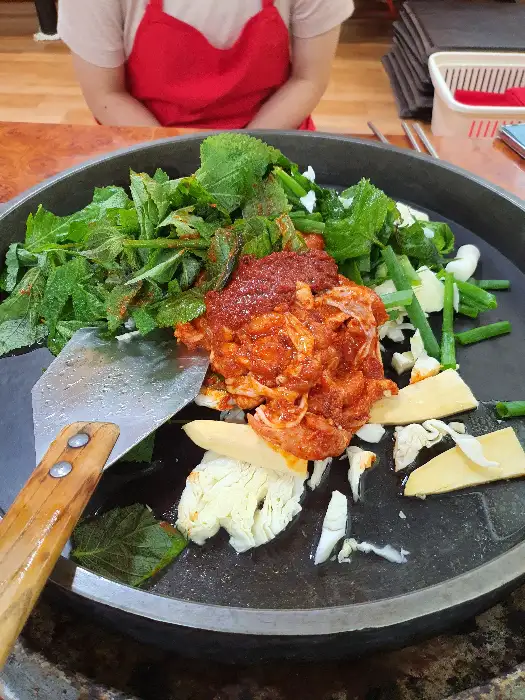 신선한 쌈 채소가 듬뿍 담긴 접시