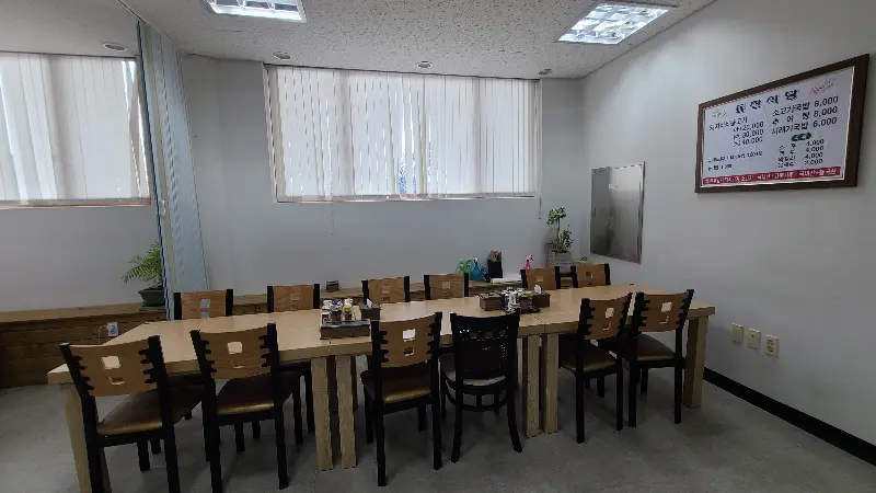 단체 손님을 위한 넓은 테이블